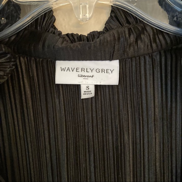 Waverly Grey Black Bell Sleeve Top - Picture 2 of 9